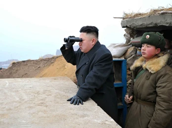 Kim Jong-un osserva il confine con la Corea del Sud