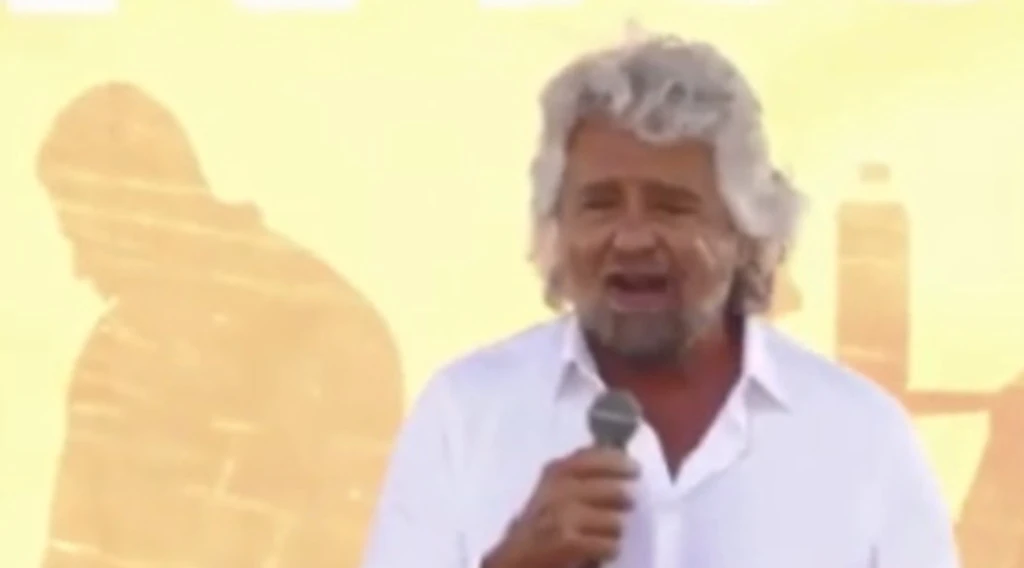Grillo al corteo M5s: "Fate le brigate di cittadinanza, mettete il passamontagna e reagite"