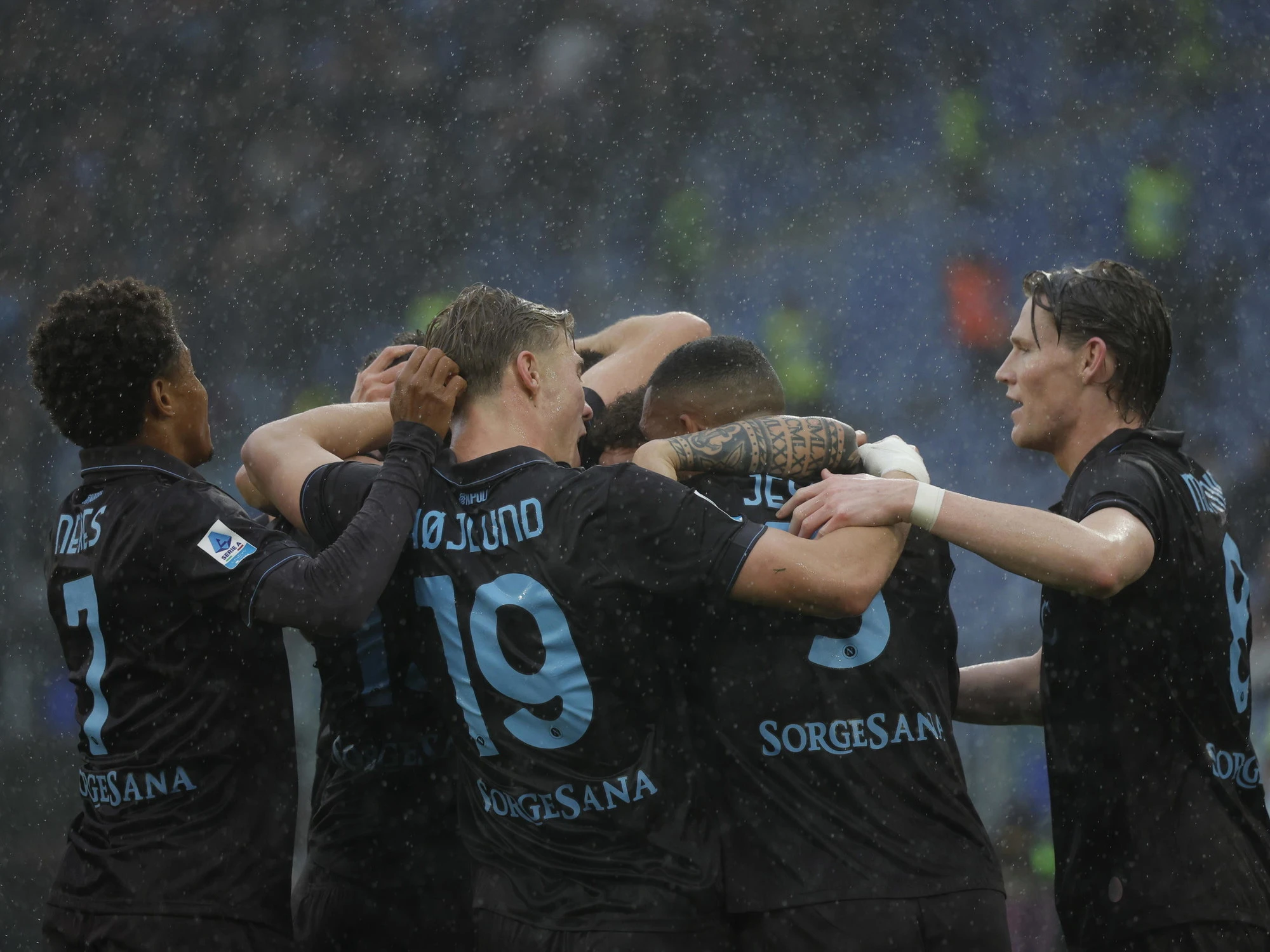 Il Napoli batte la Lazio e ora insidia il Milan