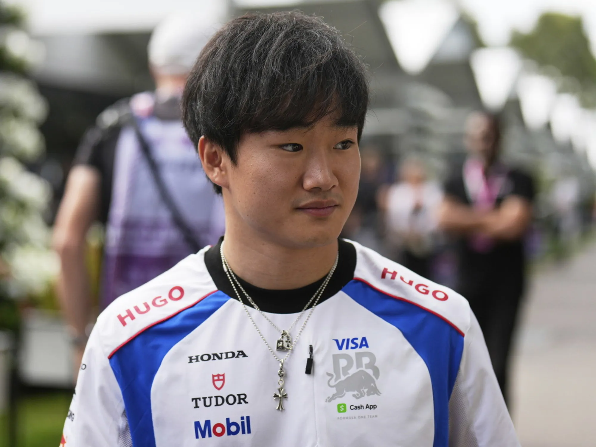 Yuki Tsunoda zittito e trascinato via dall'addetto stampa: la domanda proibita sulla Red Bull