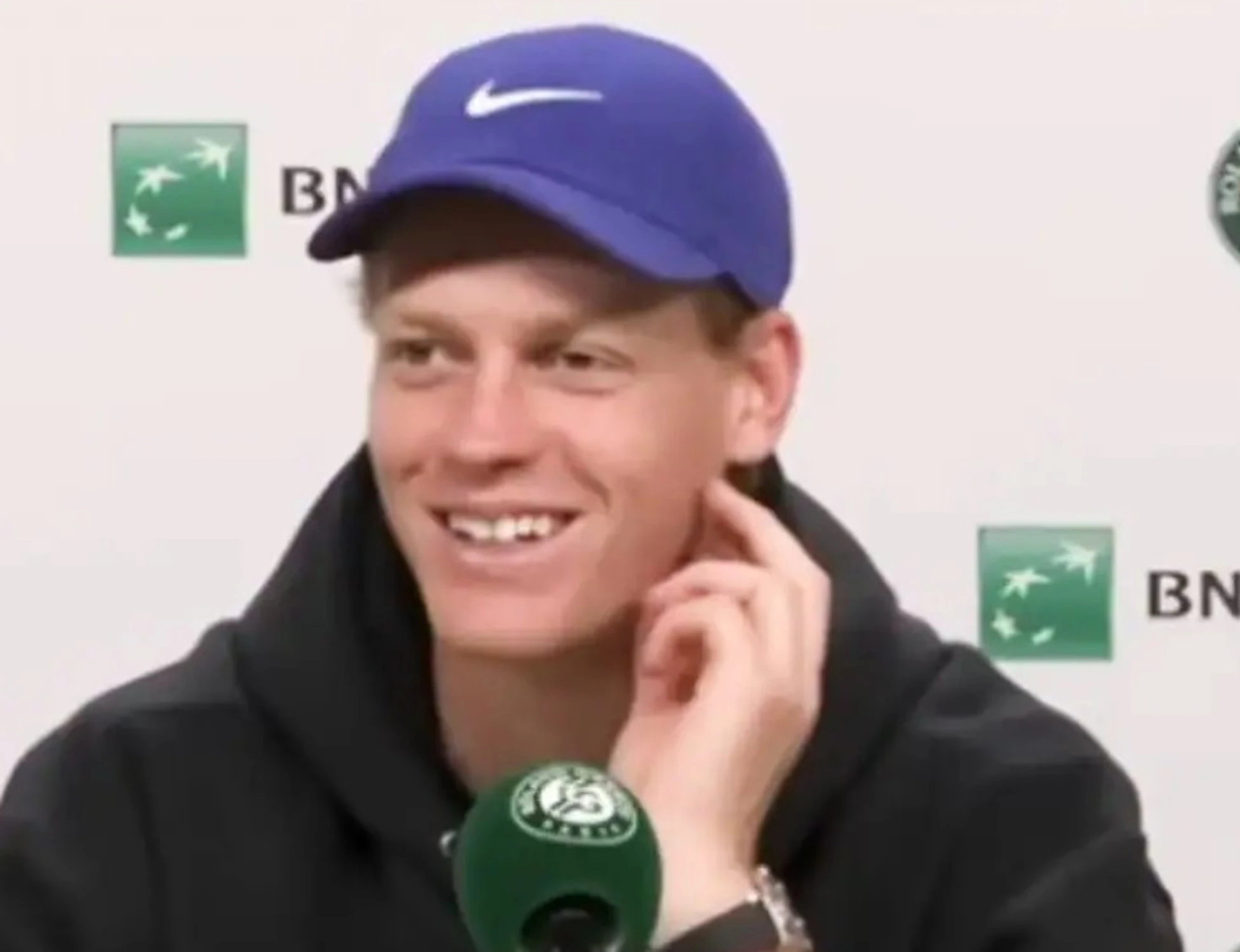 Jannik Sinner sconvolto dal giornalista: "Mi scuso per la domanda, ma...