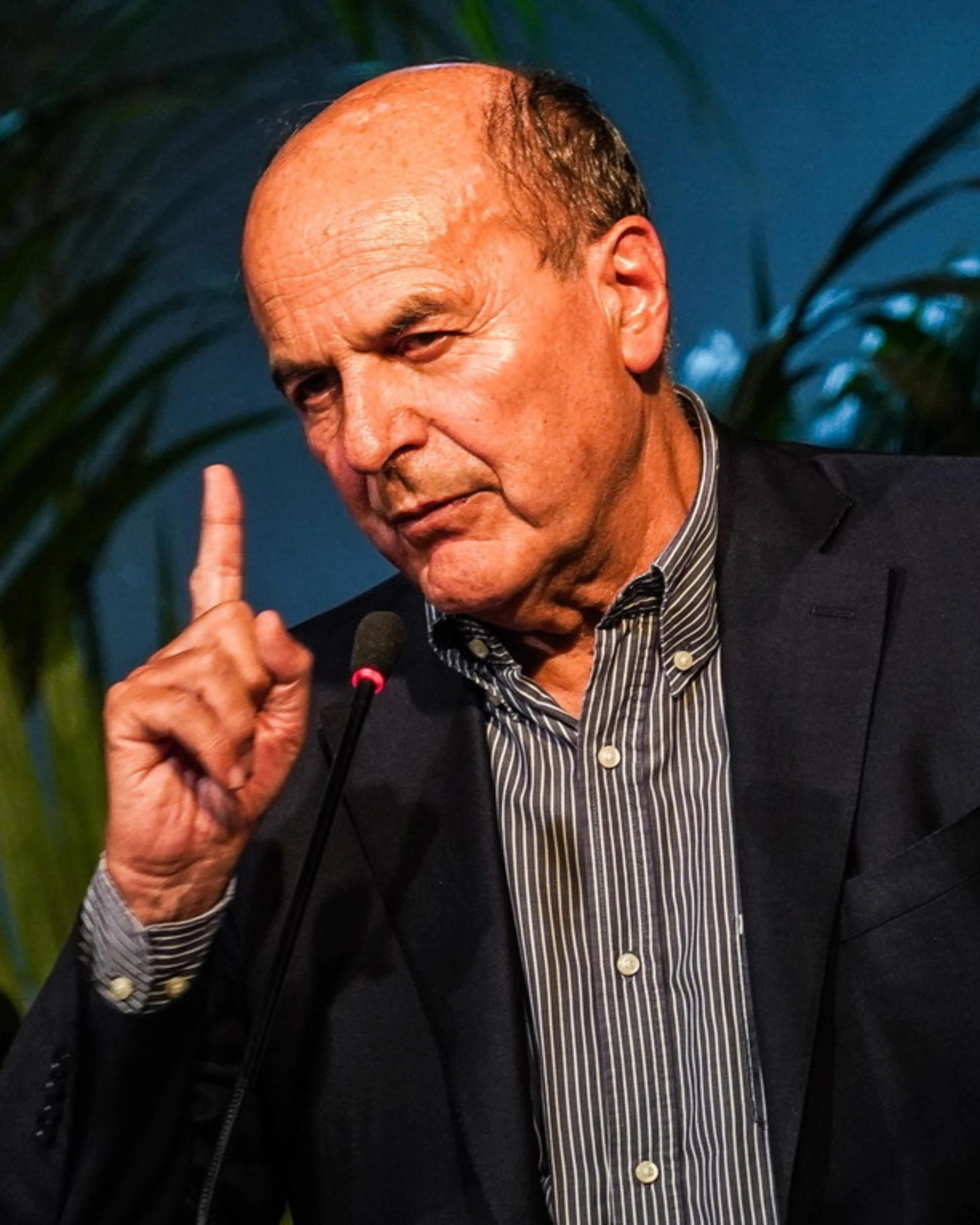 Pier Luigi Bersani attacca Meloni, FdI insorge: "Hai perso la ragione"