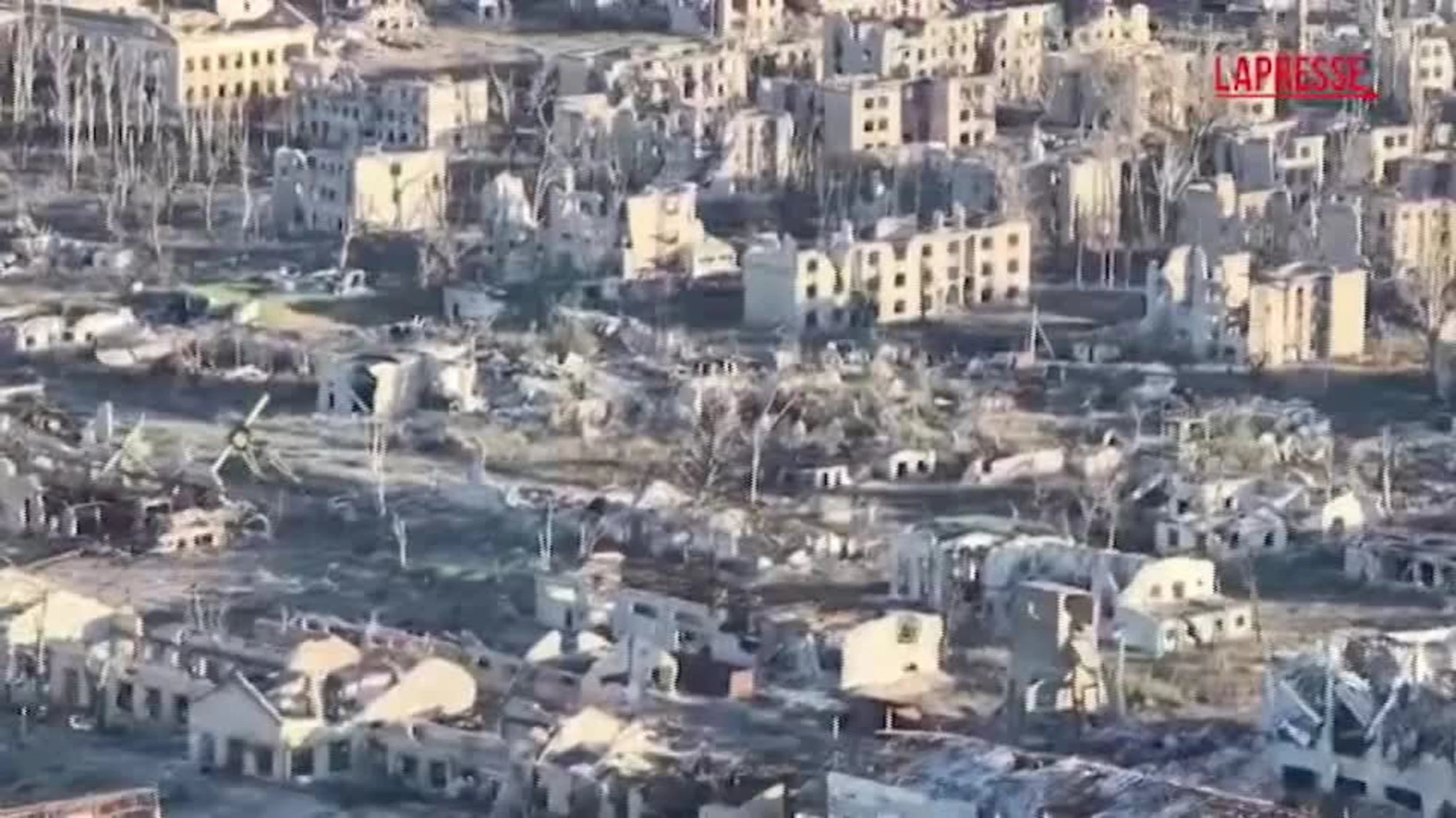 Ucraina, le riprese dal drone mostrano la distruzione di Chasiv Yar