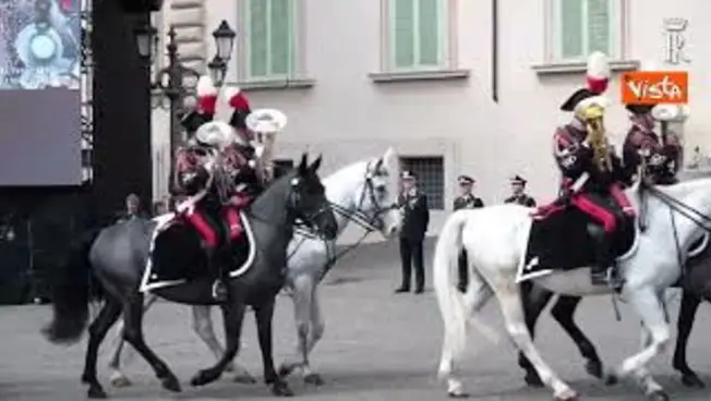 Leggi l'articolo: Ecco Briciola, il cane mascotte al cambio della Guardia in forma solenne al Quirinale