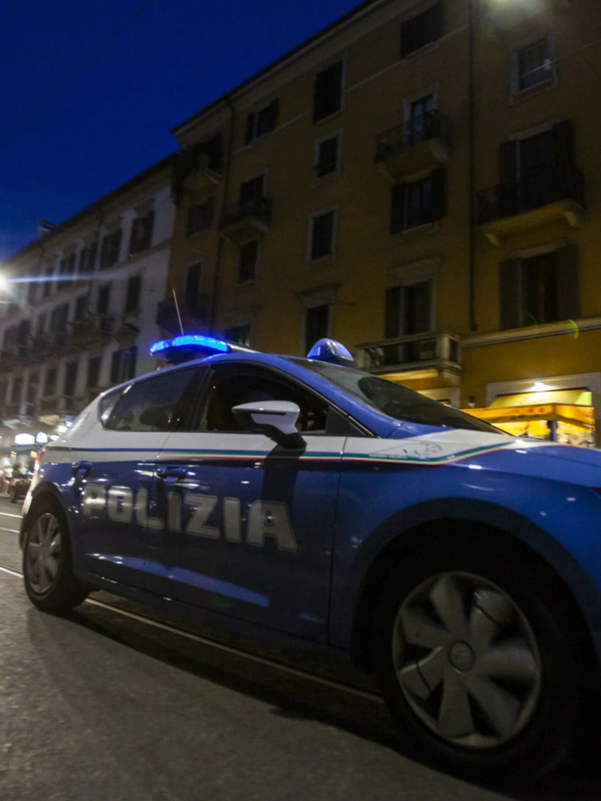 Vigevano, rubano l'auto e sfondano il posto di blocco: schianto violento