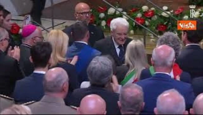 Standing Ovation per Mattarella dopo il suo discorso al teatro Feronia