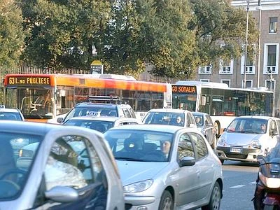 Un milione di pendolari in più in 5 anni, usano soprattutto mezzi privati