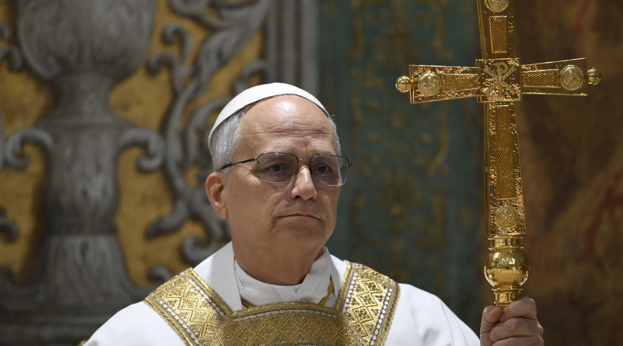 Leone XIV arruolato con la forza<br />Ma quanto &egrave; sgraziata, cio&egrave; letteralmente priva di grazia e di eleganza, l&rsquo;operazione volta a tentare di annettersi il nuovo Pontefice, di arruolarlo d&rsquo;imperio, di amputarne parti del pensiero valorizzando solo quelle funzionali alla propria propaganda