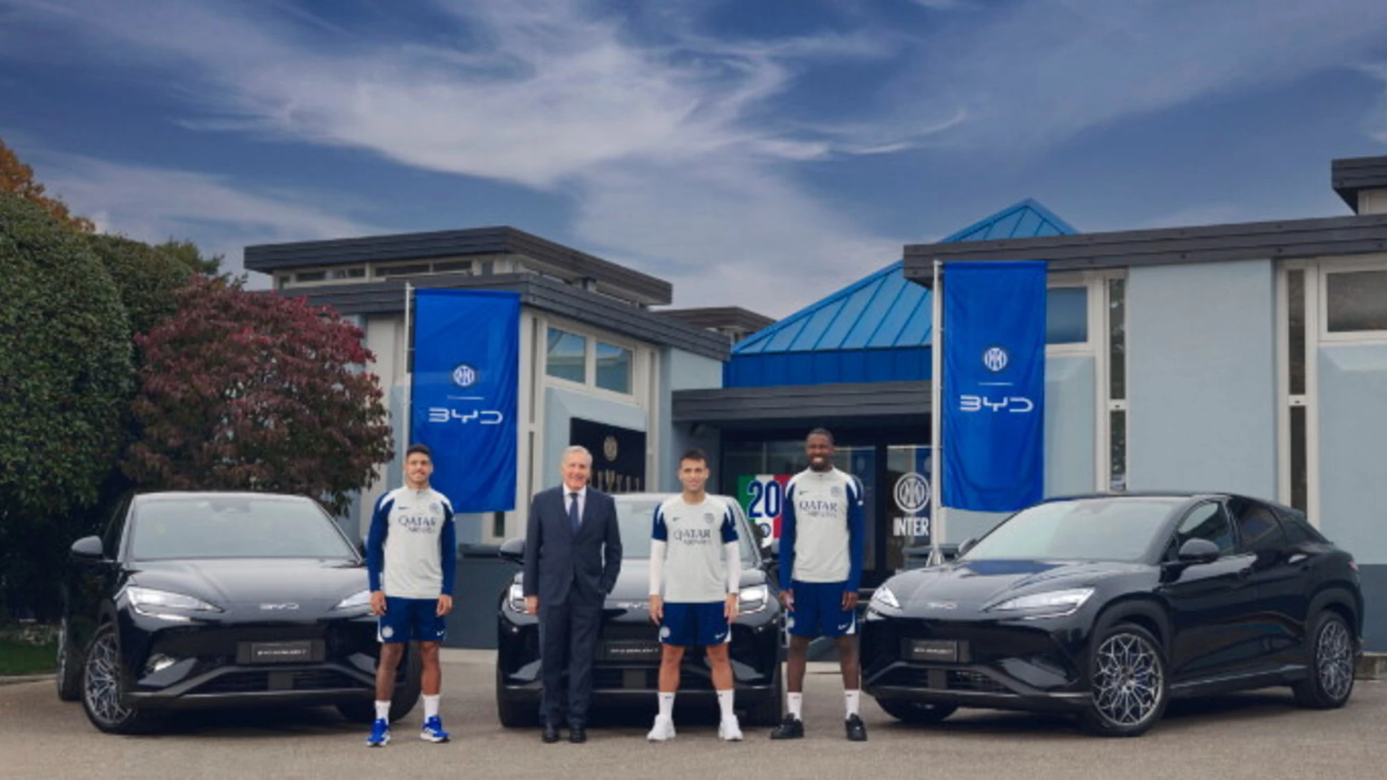 BYD consegna a calciatori nuove Sealion 7 Inter Edition: design nerazzurro