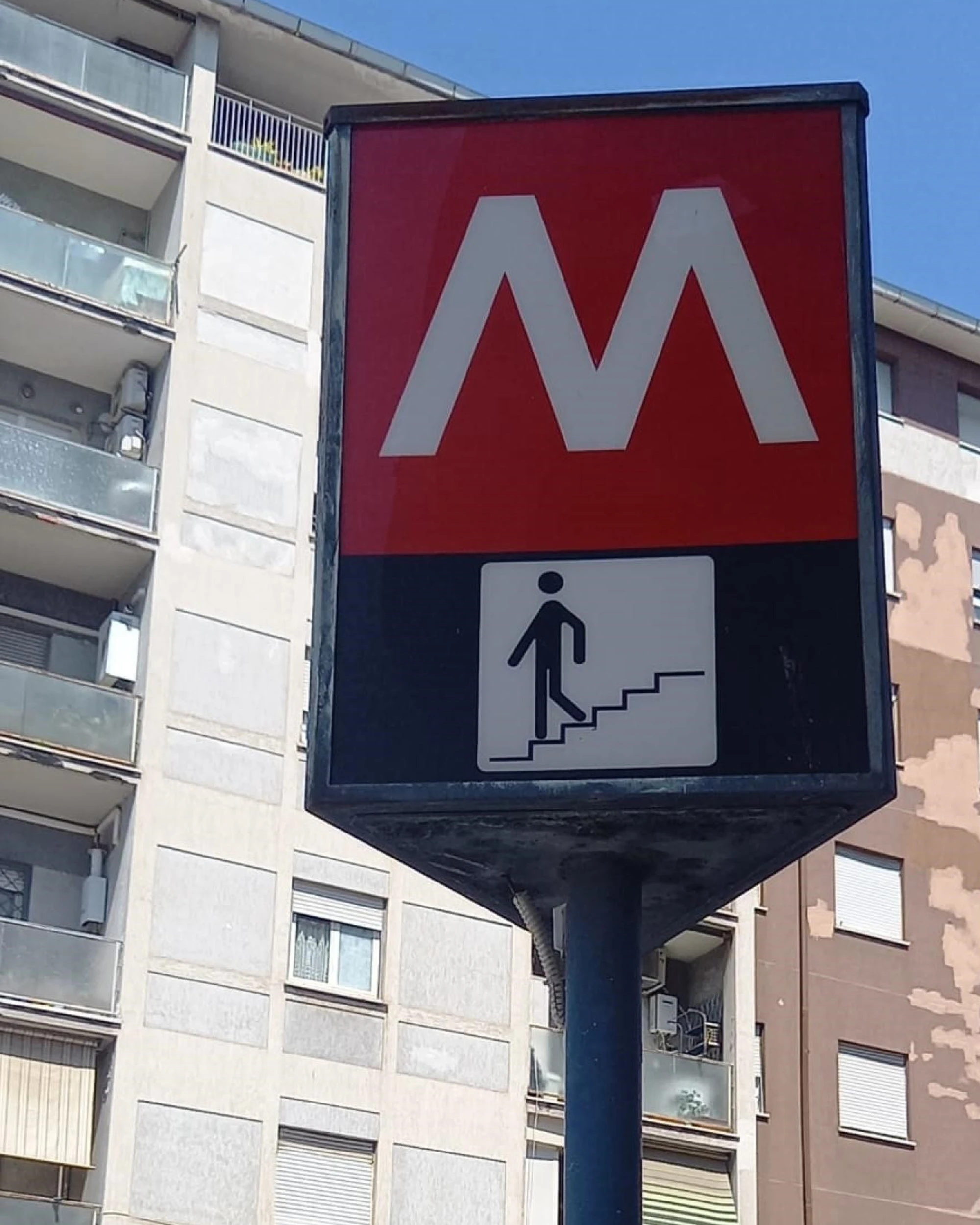 Roma, choc in metropolitana: 19enne accoltellato senza motivo da un gruppo di peruviani