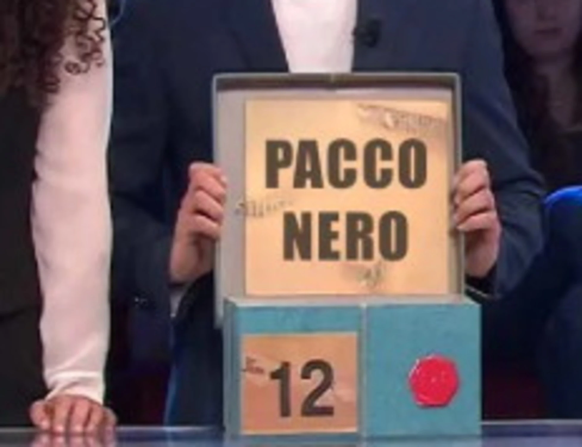 Affari Tuoi, ecco il pacco nero: ribaltone su Rai 1