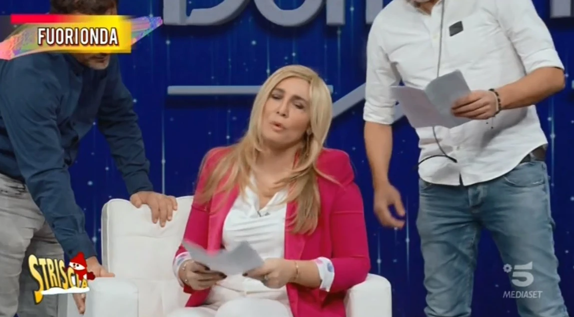 Striscia la Notizia, colpo bassissimo a Mara Venier: il pesantissimo fuorionda su Papa Francesco a Domenica In