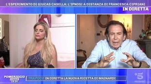 Pomeriggio 5, Giucas Casella ipnotizza Francesca Cipriani: si addormenta, poi raptus in diretta 