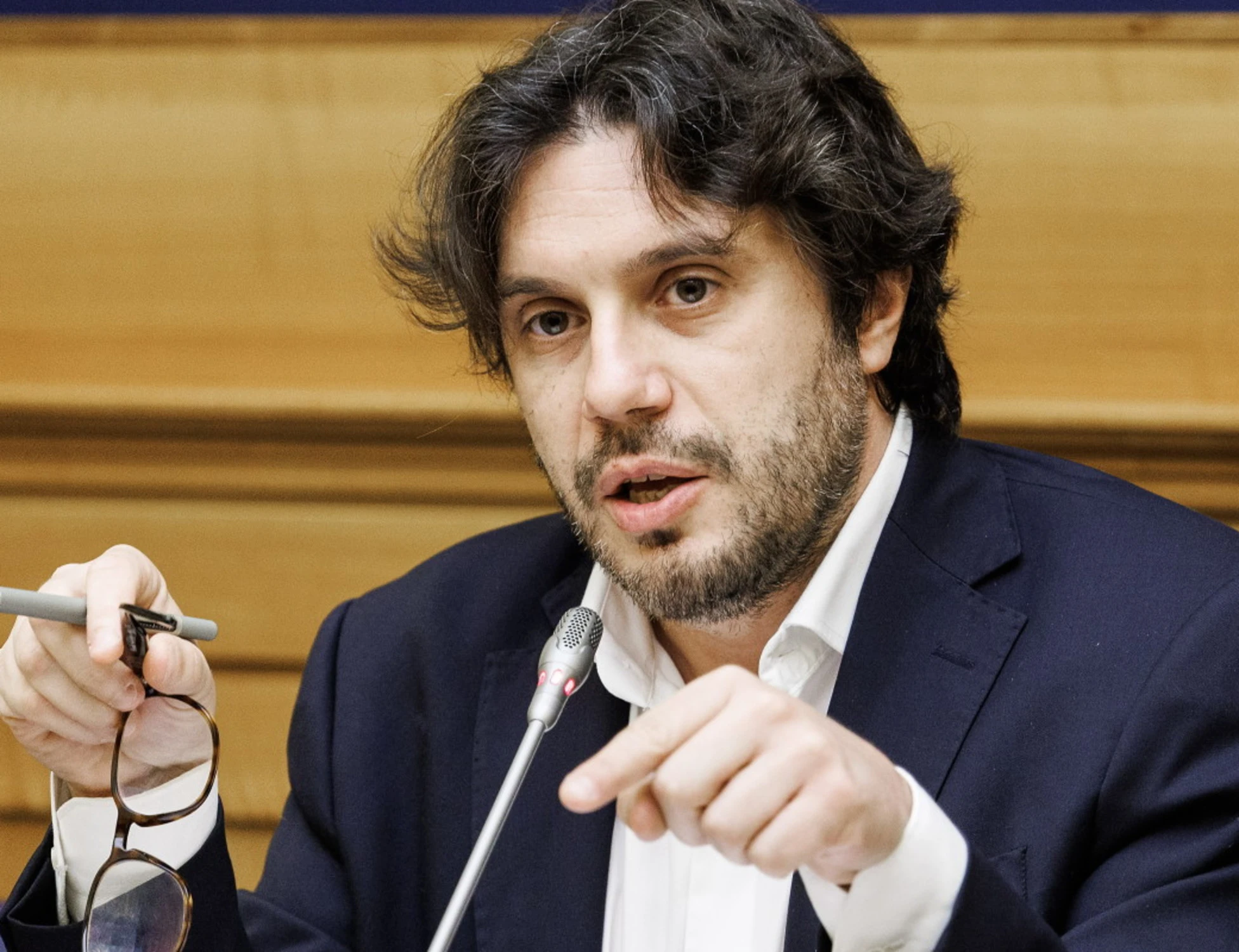 FdI contro Silvestri, la lettera: "Punizione esemplare contro il macho di quart'ordine"