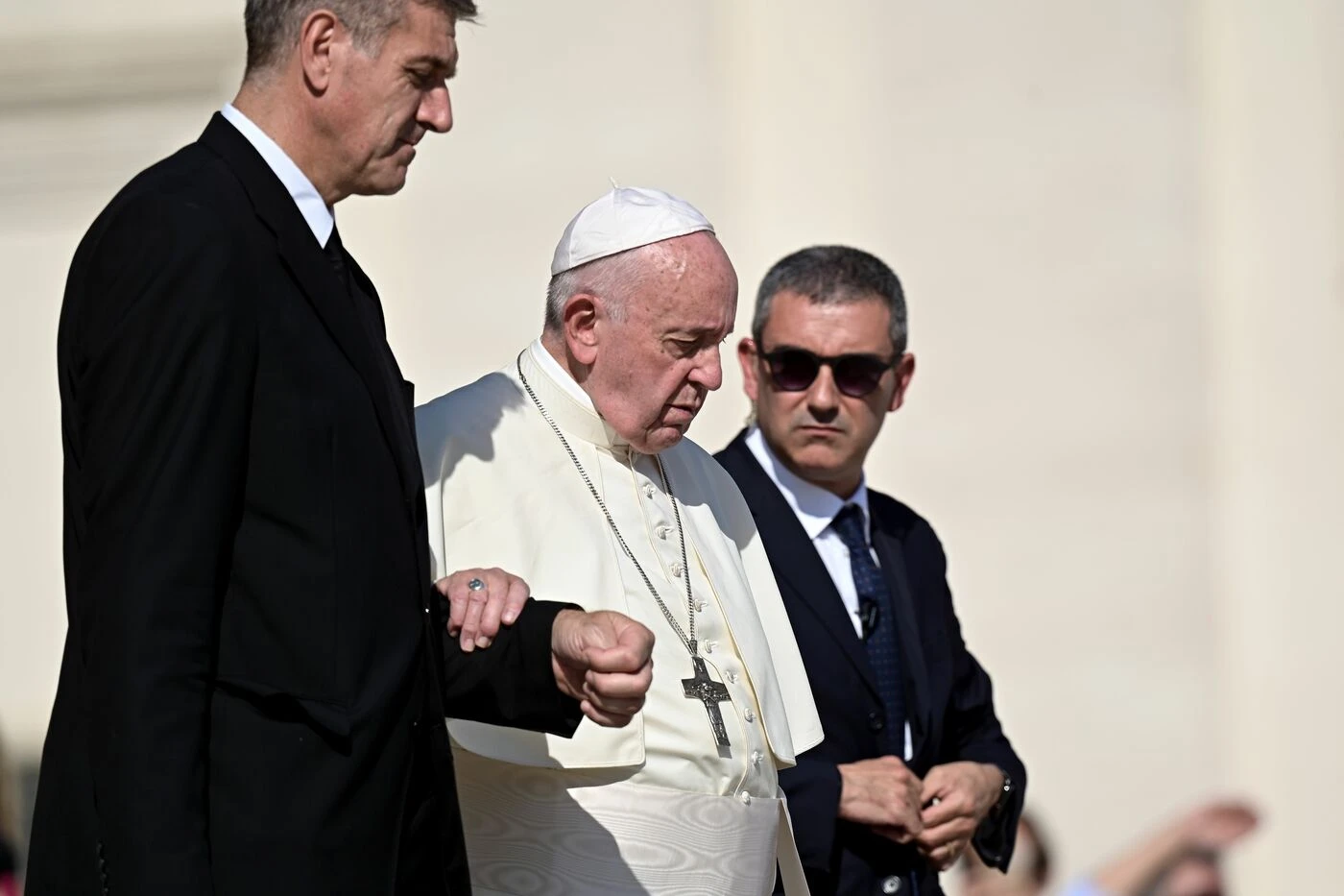 Papa Francesco preoccupato per gli scandali: "Ora si cerca la puzza di marcio nel Vaticano"