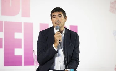 Nicola Fratoianni e la bufala su Meloni: "Con lei perso un mese di stipendio". Ma le cifre lo smentiscono