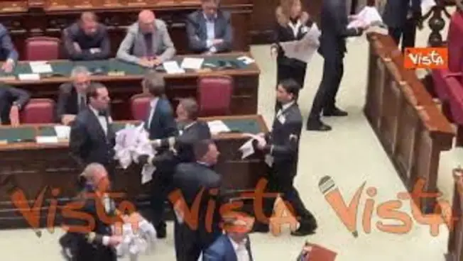 Leggi l'articolo: Magi espone enorme scheda elettorale con scritto 'Il tuo voto non conta' alla Camera