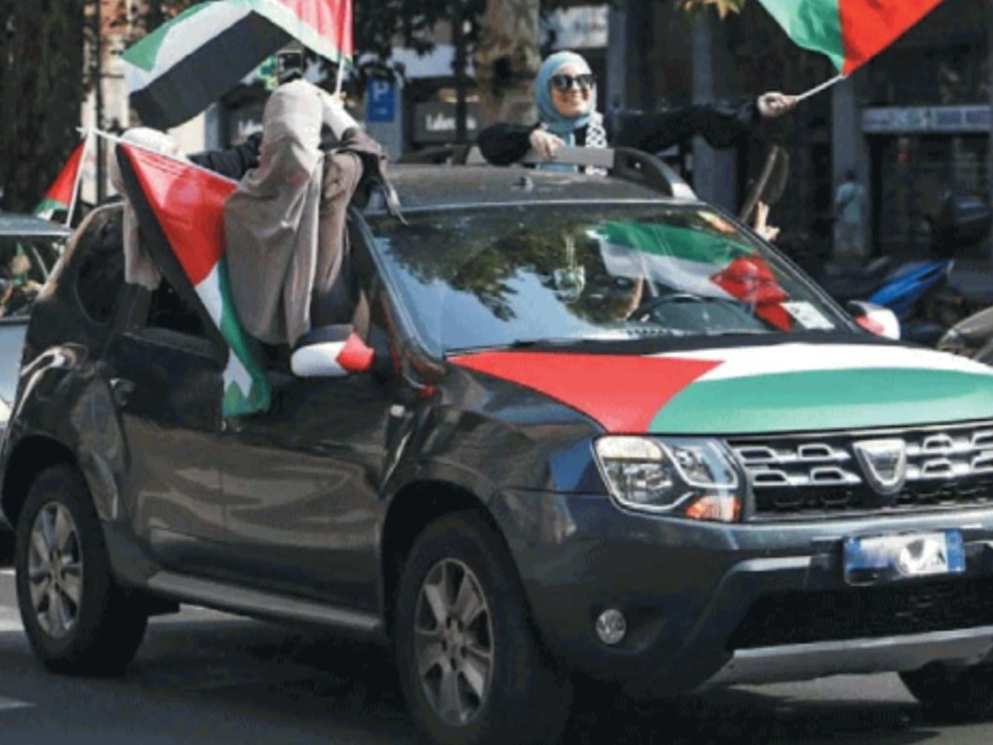 I pro-Pal ora sfilano in auto...