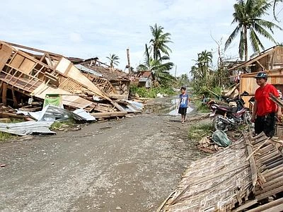 Filippine, meno speranze per i dispersi: 714 le vittime del tifone Bopha, 1900 feriti