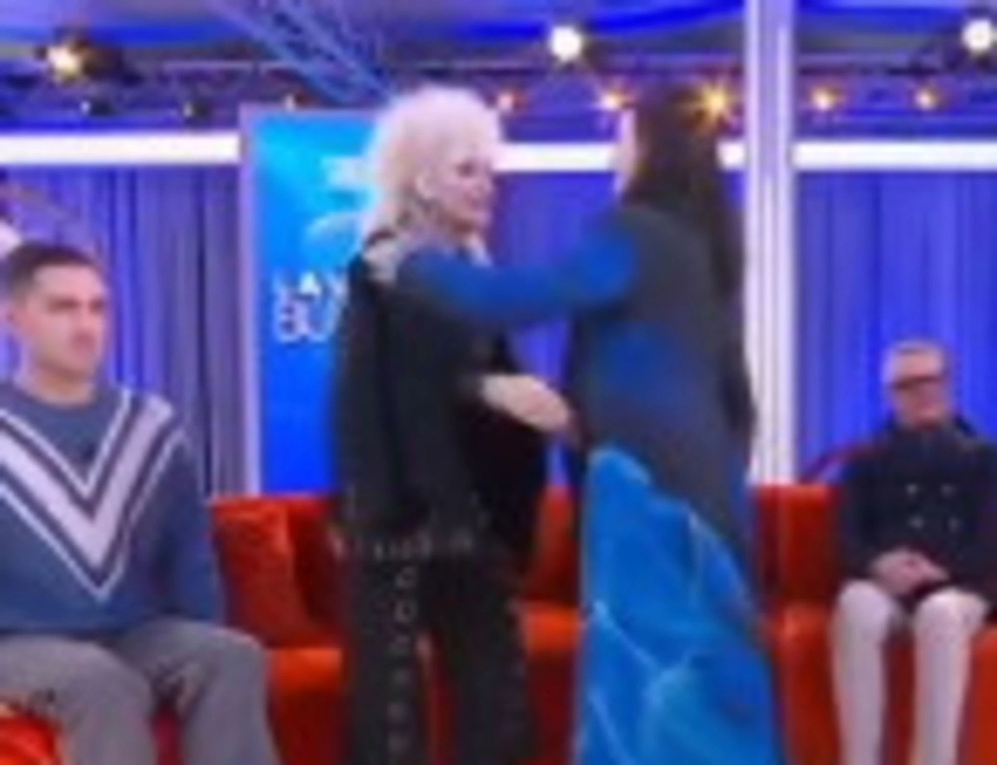 La Volta Buona, bufera per la frase sussurrata da Donatella Rettore ad Arisa