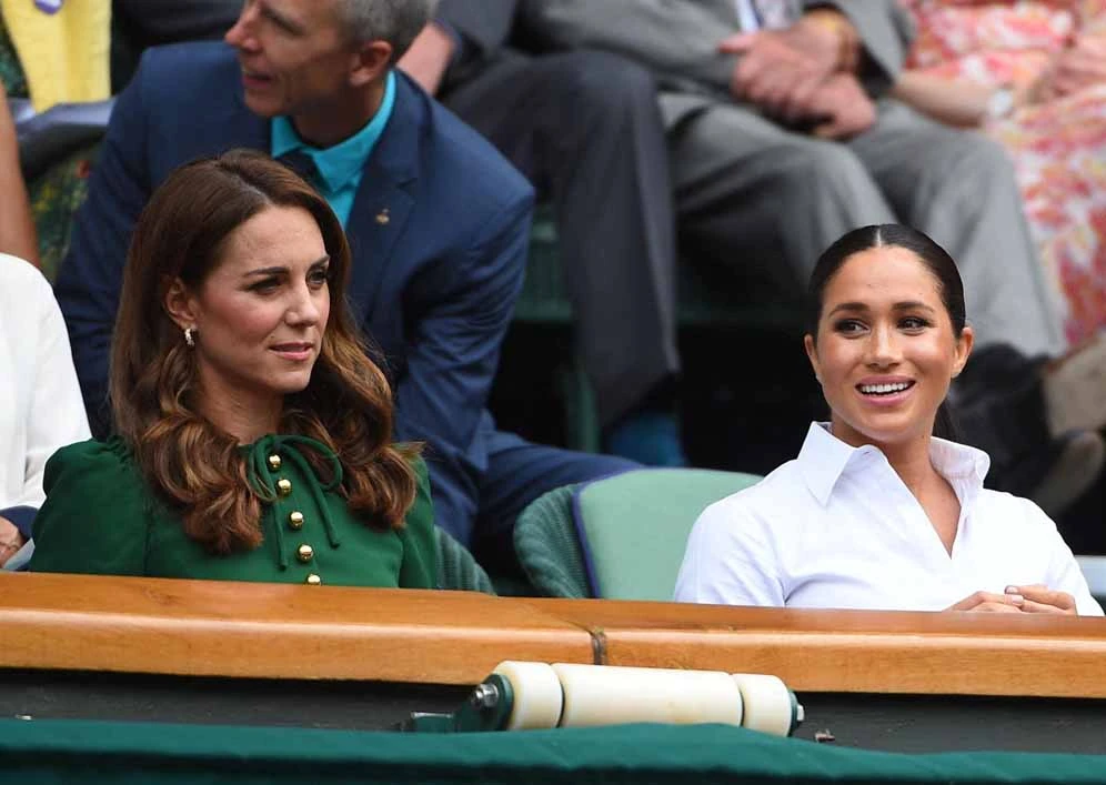 Kate Middleton in tribuna a Wimbledon con Meghan Markle: il gesto sfuggito a tutti che non si vedeva da anni