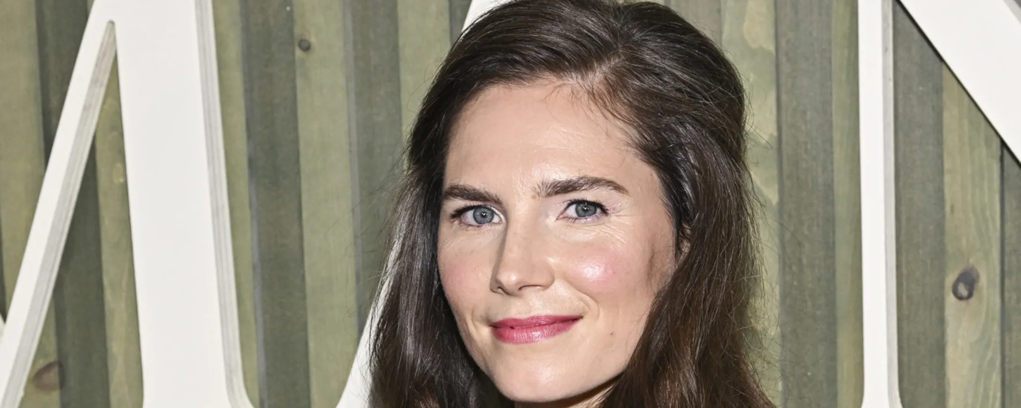 Amanda Knox trasforma l'omicidio di Meredith in una stand-up comedy: "Lei apprezzerebbe"