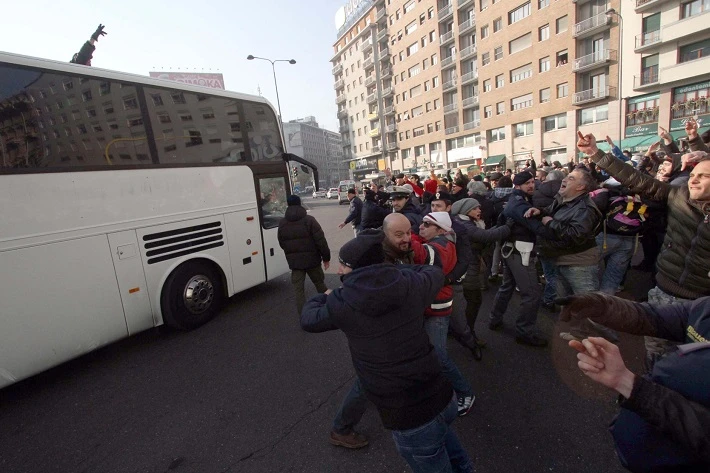 Forconi, a Milano tafferugli con gli ultras dell&apos;Ajax