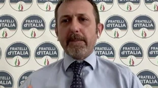 L'aria che tira, il meloniano Delmastro e il sospetto sui vaccini: "AstraZeneca e Pfizer, la guerra commerciale della Merkel"