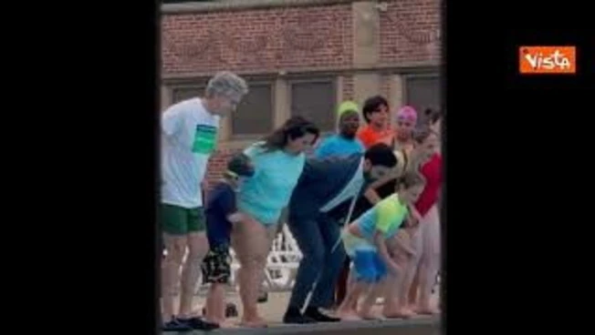 Il sindaco di New York Mamdani si tuffa con il completo per apertura piscine pubbliche all'aperto