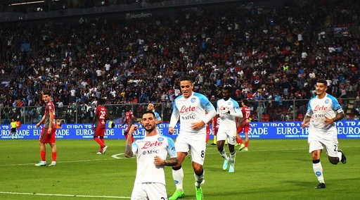 Serie A, il Napoli cala il poker. E a Cremona si riporta solo, in vetta