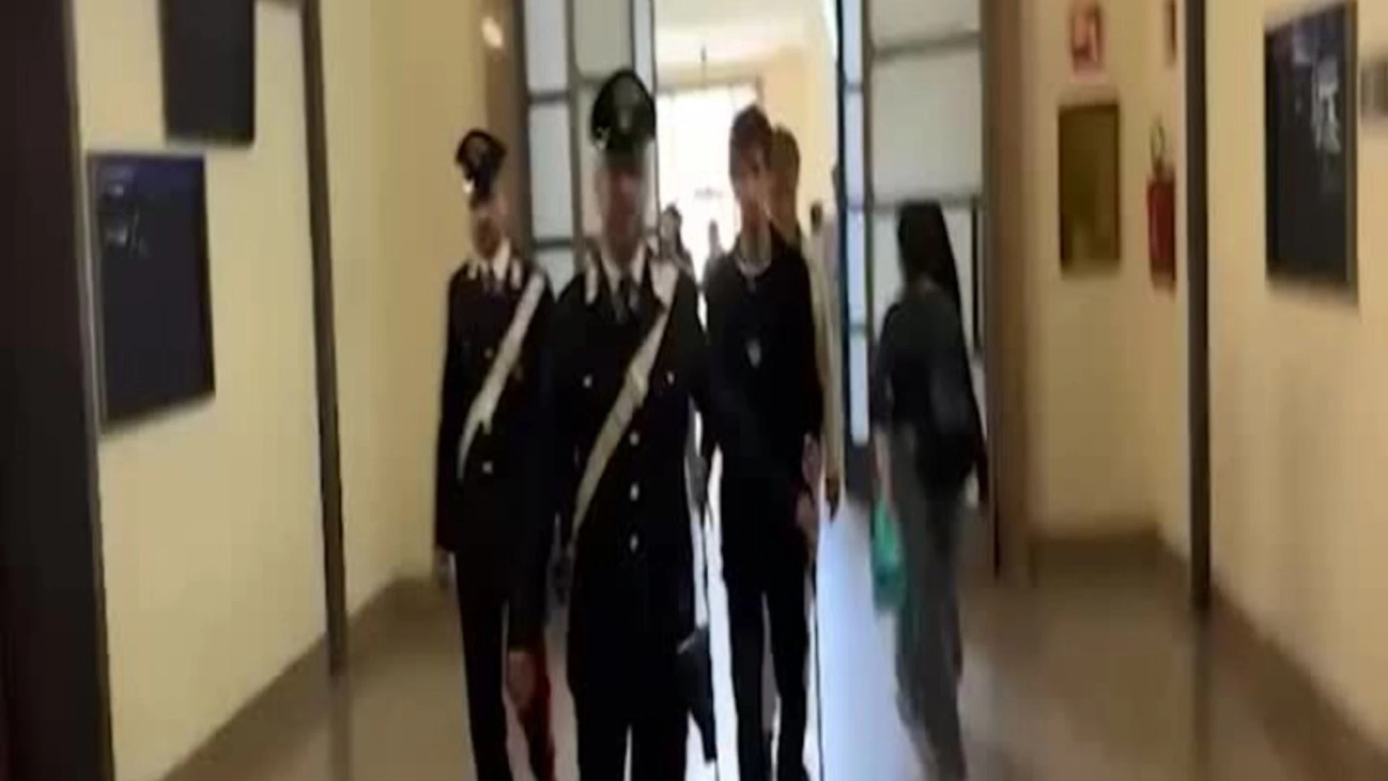 Giovane aggredito a Milano arriva in tribunale insieme al padre