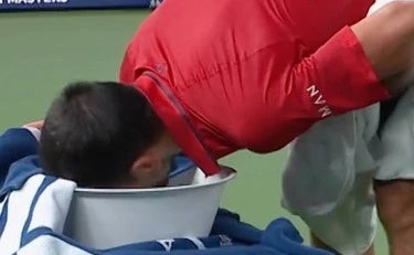 Novak Djokovic, dramma e martirio in campo a Shanghai: immagini-choc