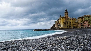 Meteo, la botta di pioggia che rovina le ferie: il calendario del maltempo