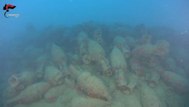 Scoperto un relitto romano con centinaia di anfore al largo di Mazara del Vallo