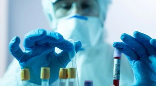 Coronavirus, nel bollettino del 18 luglio dati in risalita, ma ora spuntano i "debolmente positivi"