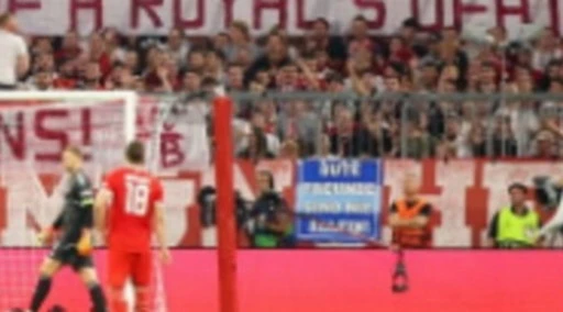 Regina Elisabetta, il "vaffa" del Bayern Monaco: cosa appare sugli spalti