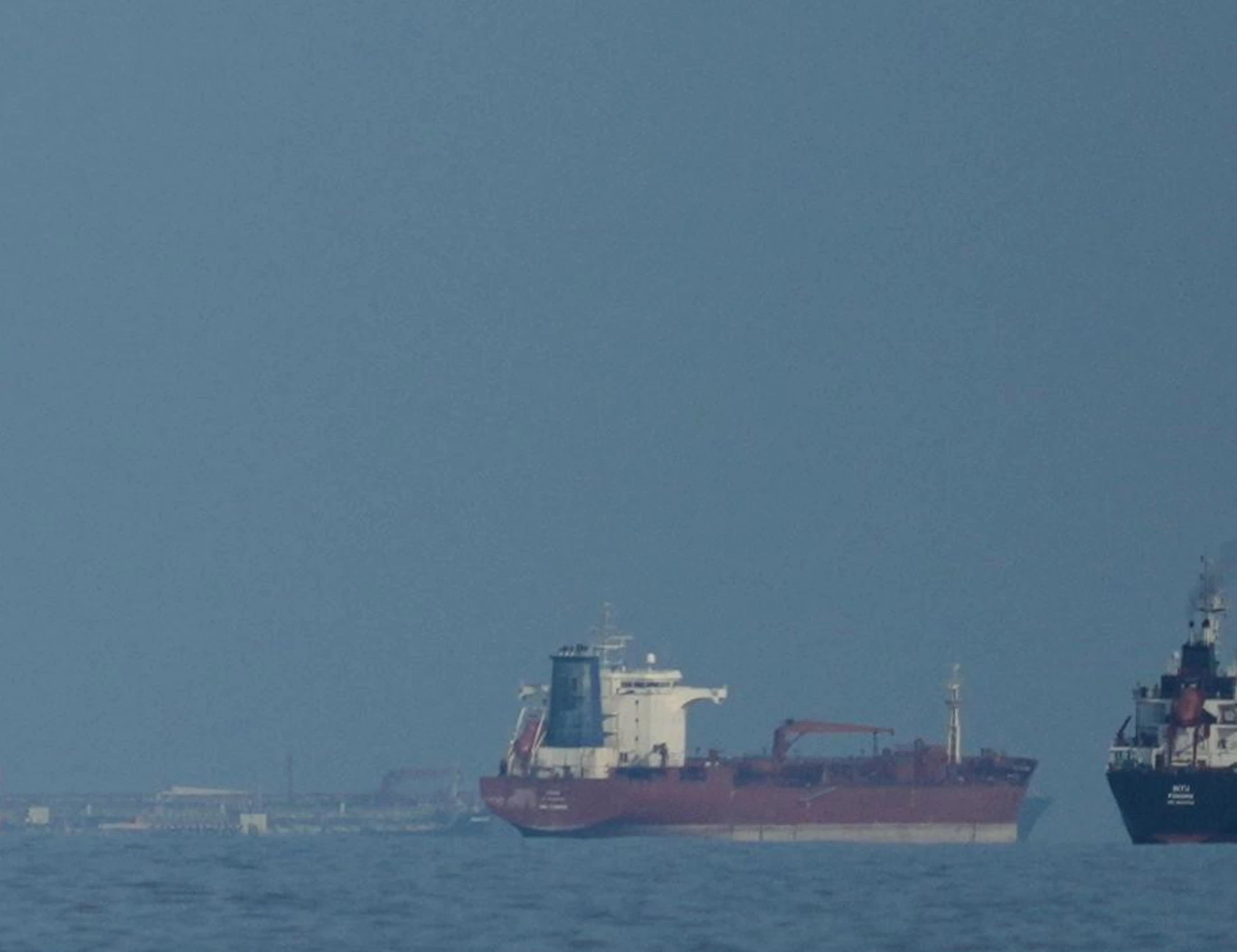 Iran, la giornata di guerra. Trump: "Navi da guerra per la sicurezza di Hormuz". Teheran chiude lo stretto "ai nemici"