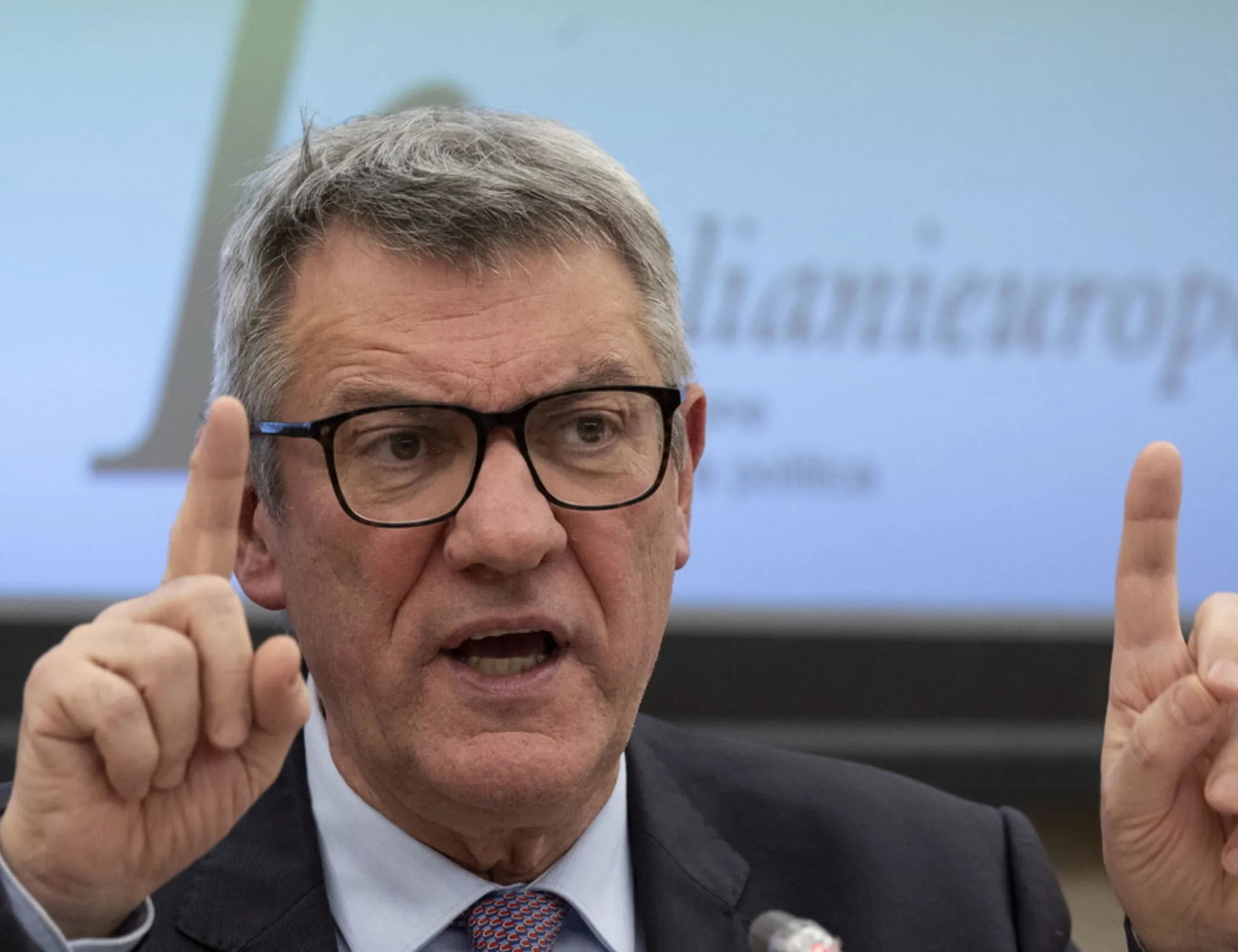 Leggi l'articolo: Quelli della Fiom picchiano? Landini-choc su Genova