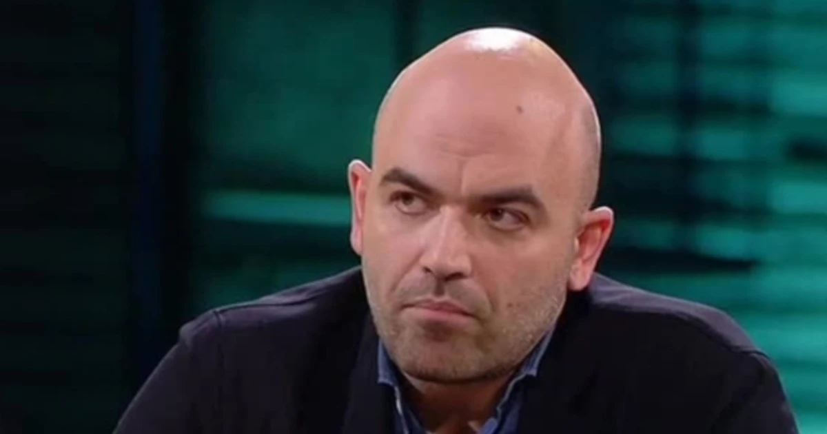 Immigrazione, Roberto Saviano contro Zingaretti: "Diventato come Salvini: lavoro sporco in cambio di un briciolo d’influenza"