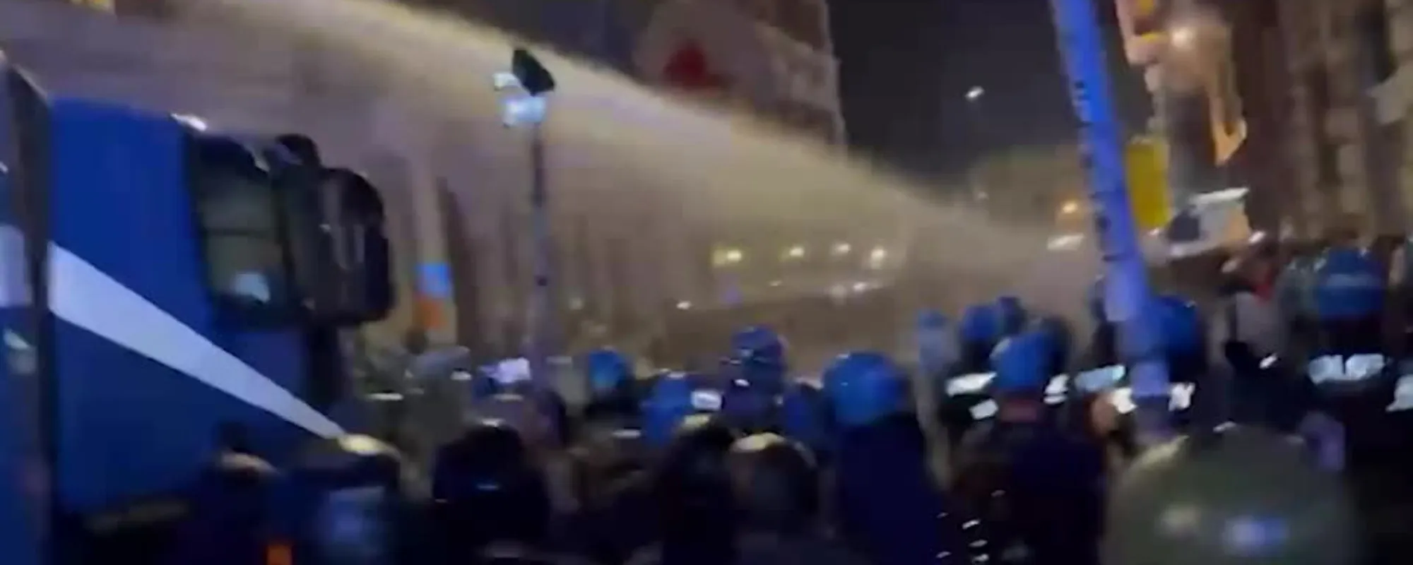 La follia: si infila sotto il camion della polizia, a Roma finisce male
