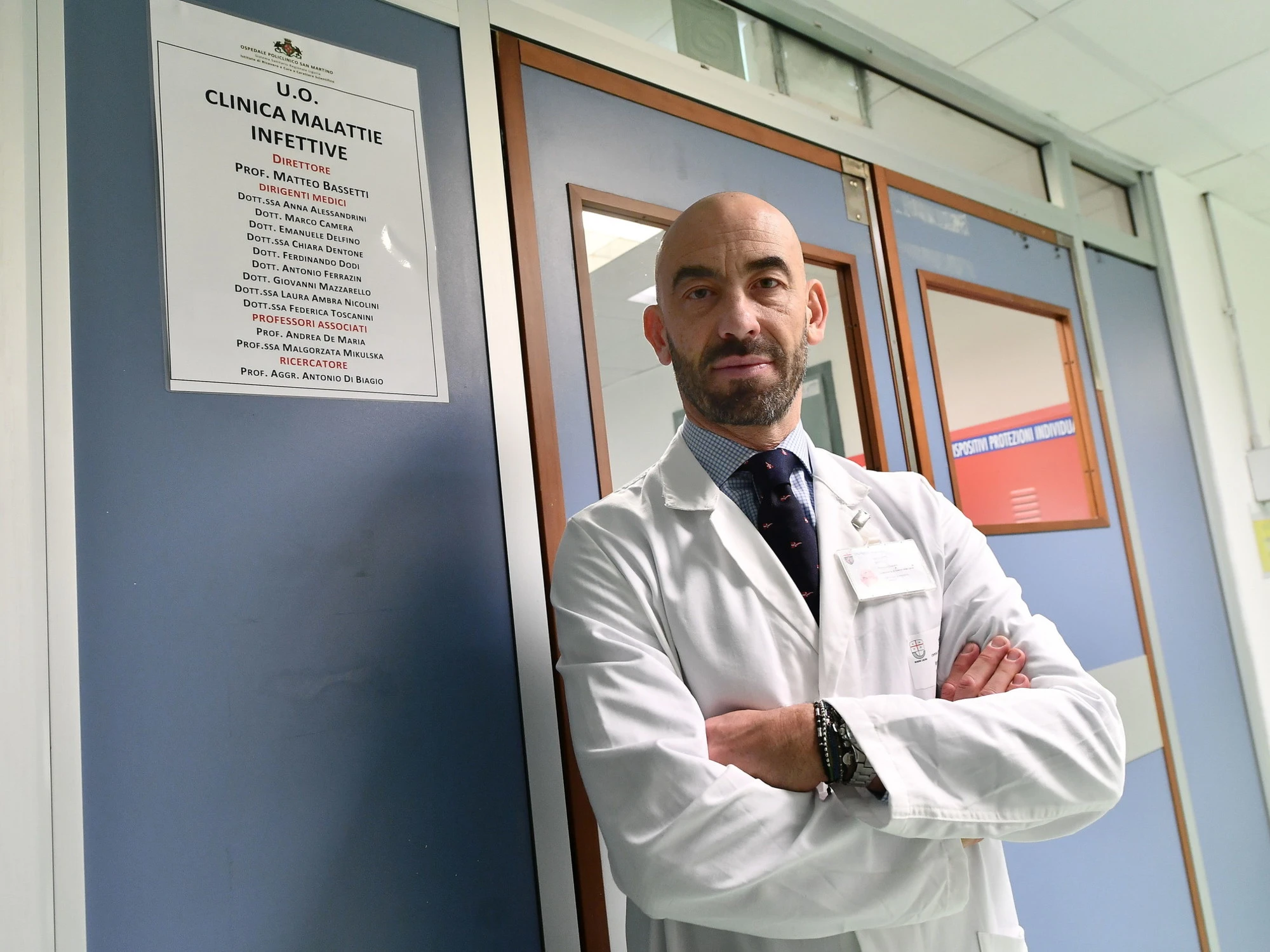 Meningite, Matteo Bassetti: "Tra i focolai più esplosivi di sempre, come si diffonde"