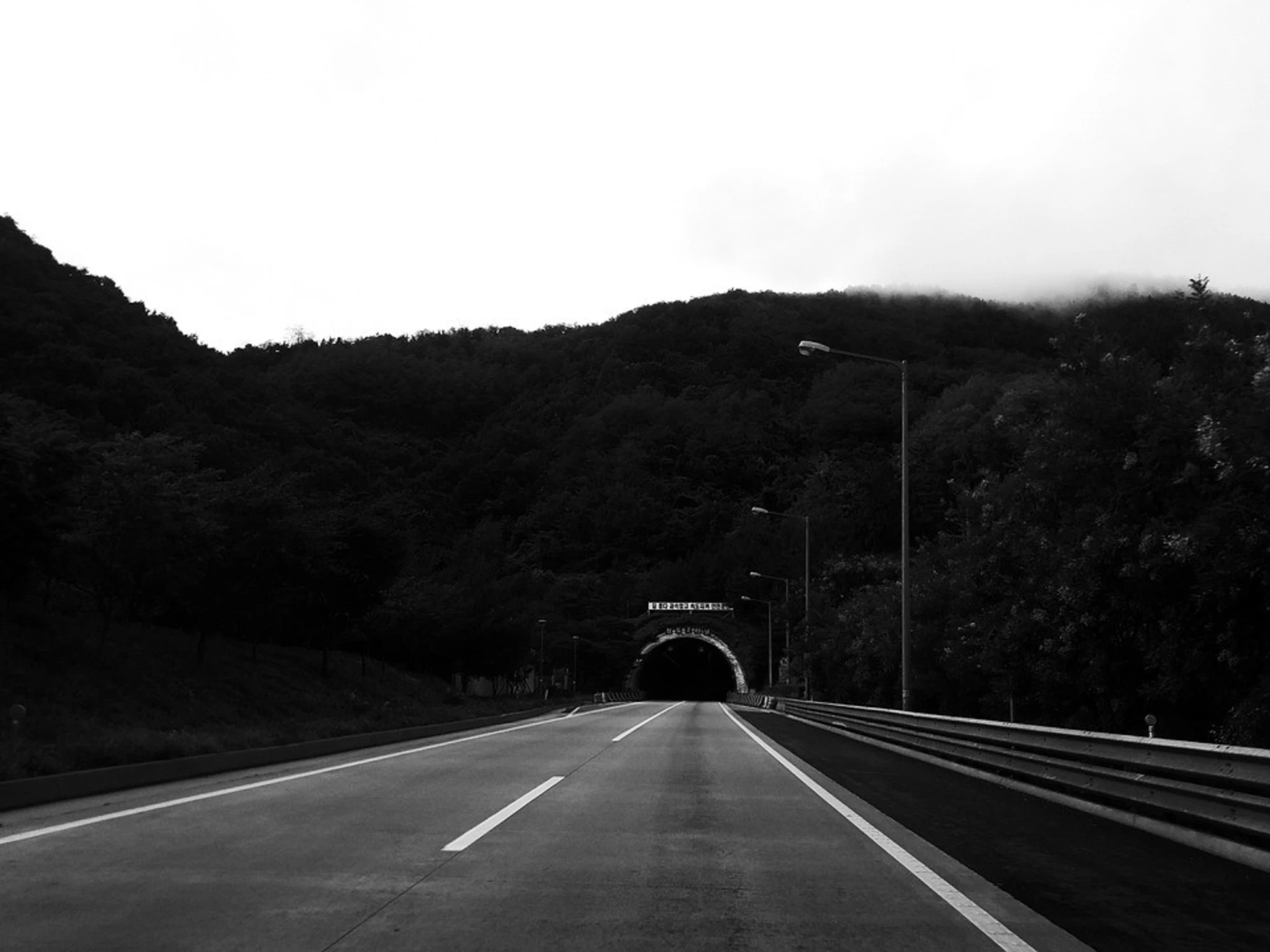 Perugia, maxirissa tra immigrati in un autogrill: un uomo investito, cos'è successo