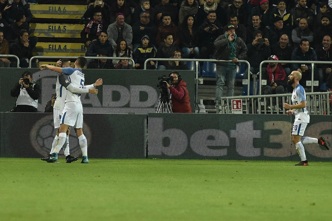 Cagliari-Inter 1-3, doppietta di Icardi: per i nerazzurri una notte da soli in vetta