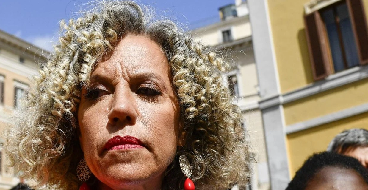 Dalla Cirinnà un dolce a Gasparri. Lui: "Meglio che lo faccia assaggiare prima al mio cane?"