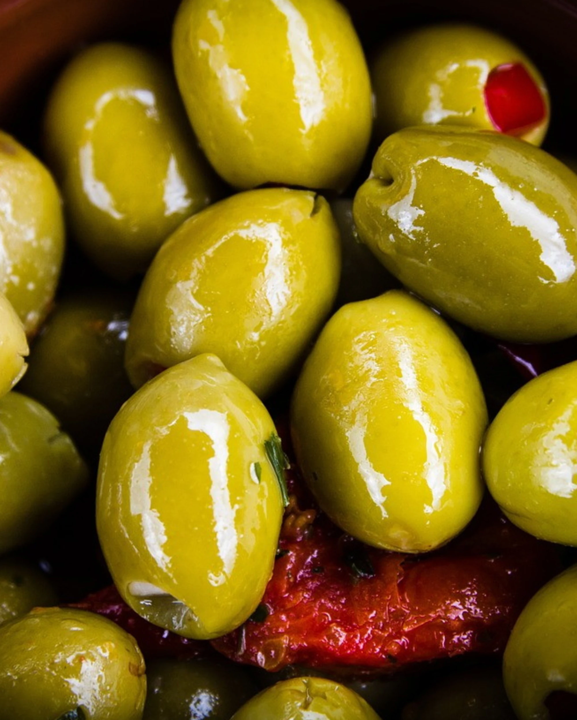Trani, mangia olive in salamoia e muore: uno choc
