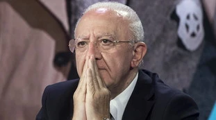 Vincenzo De Luca "uomo di mer***a". Dagospia durissimo contro Fabio Massa: "Levategli il vino"