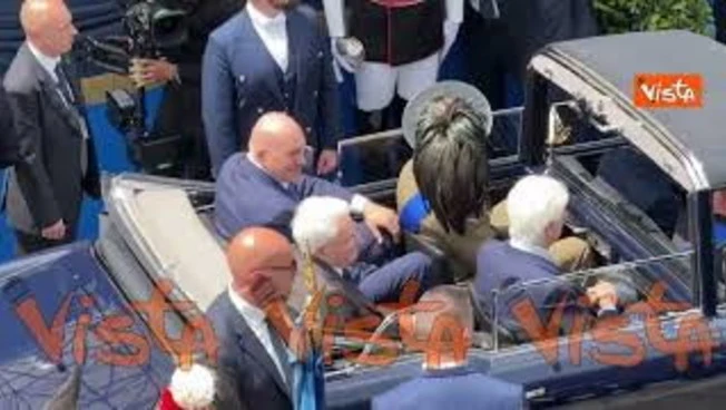 Mattarella va via a termine della Parata, sale sulla Lancia Flaminia e saluta con la mano