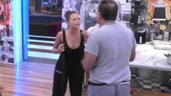 Grande Fratello Vip, Cecchi Paone e la frase horror su organi sessuali e peti: l'insulto a Silvia Provvedi