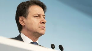 Giuseppe Conte, spunta un misterioso sondaggio sui telefonini degli italiani: "Riguardo al Premier, qual è la frase che riflette il tuo pensiero?”