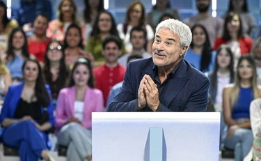 https://media.liberoquotidiano.it/IPSx9wVT69BLRh2PsdYZ2MAvBuOCcejGiBCoYtY-Pww/width:800/quality:90/aW1hZ2VzLzIwMjUvMTAvMTQvMTE0MDMyNzkxLWNiYmY2ODljLTdiYjAtNGNiMS1hN2ZiLWVkNDZiNjc5YWEwMy5qcGc.webp